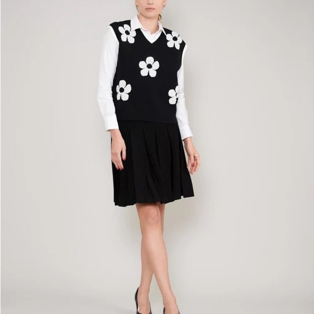 Aleeza Paris Flower Knit Sleeveless Vest